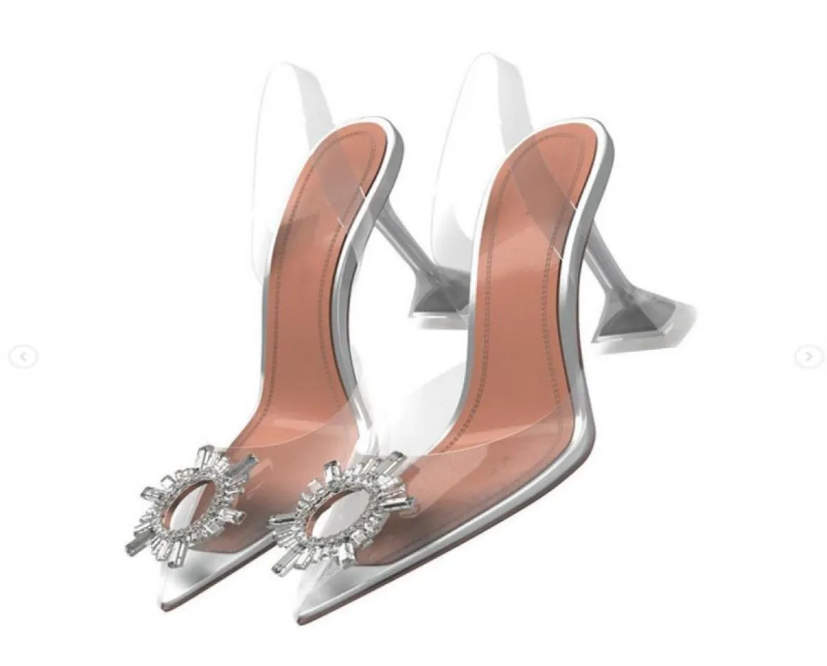 2021 Дизайнерские женщины одеваются обувь хрустальная прозрачная солнцезащитная пряжка с пряжкой бабочки сандалии сияние каблуки с тонким наконечником для свадебной обуви Slin8339139