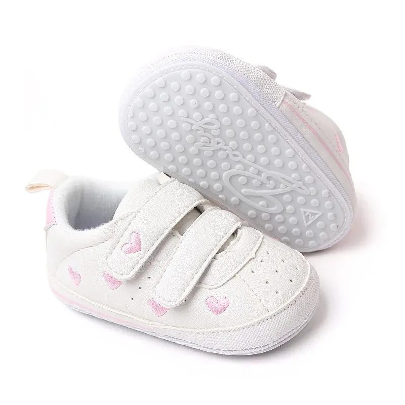 Chaussures de garçons de bébés filles décontractées Pu en cuir broderie coeur étoiles Soft Sole Crib Spring Automne First Walkers 240415