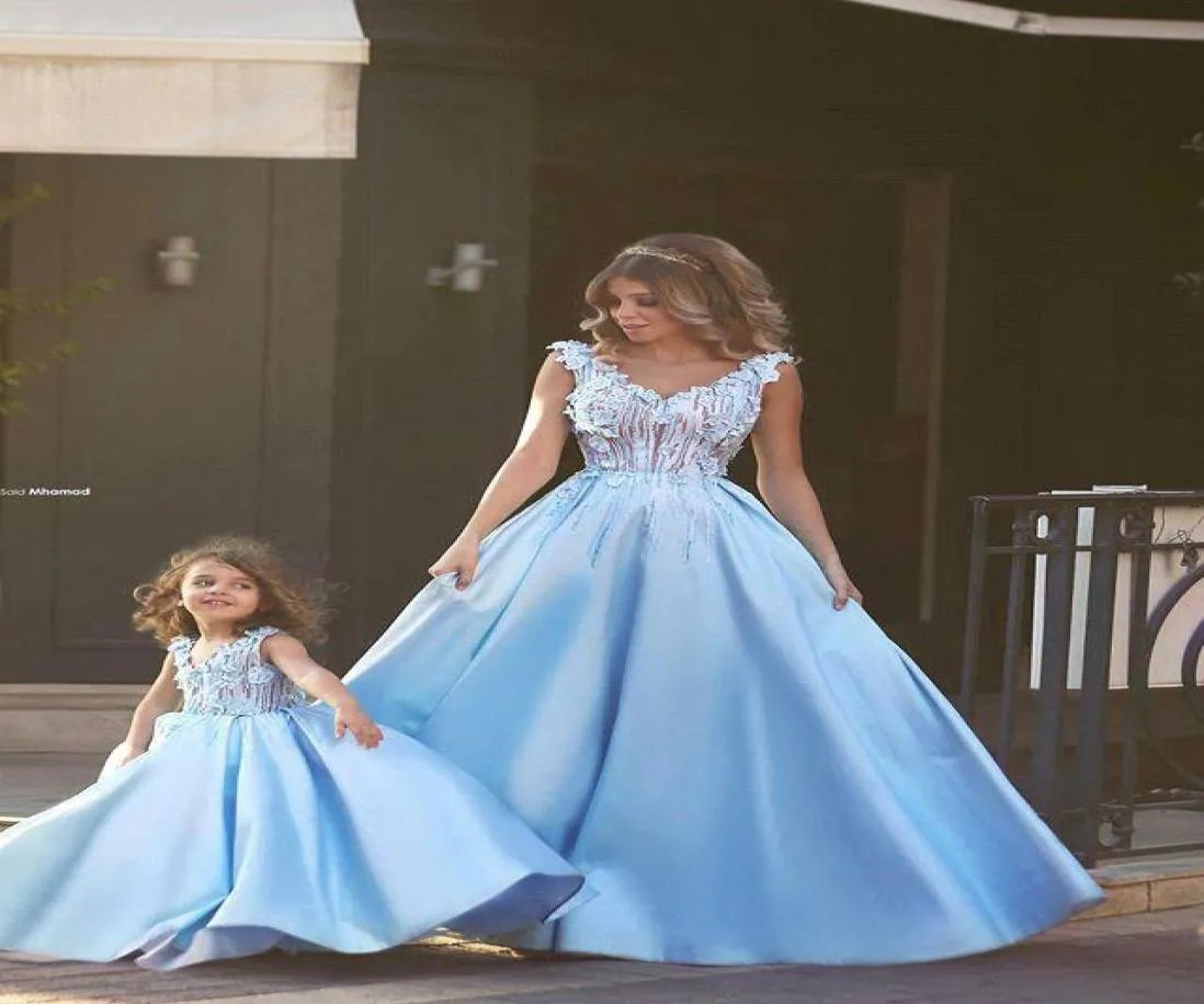 2016 Mother and Daughter Prom Dresses Princess Ball Gown V Neck Lace Appliqued Illusion Blue Over Nude Bodice Sweep Train Mom Prom4942077