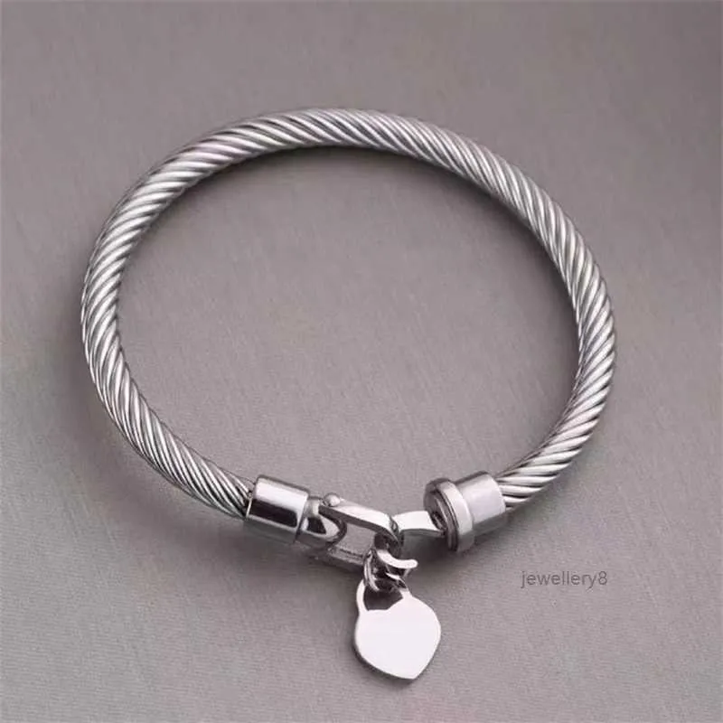 LOVE HEART BRACELET FOR WOMENS DESIGNER BRACELETチタンスチールケーブルワイヤーバングルメッキゴールドシルバーローズゴールドチャームフックラグジュアリーブレスレットクラシックJE