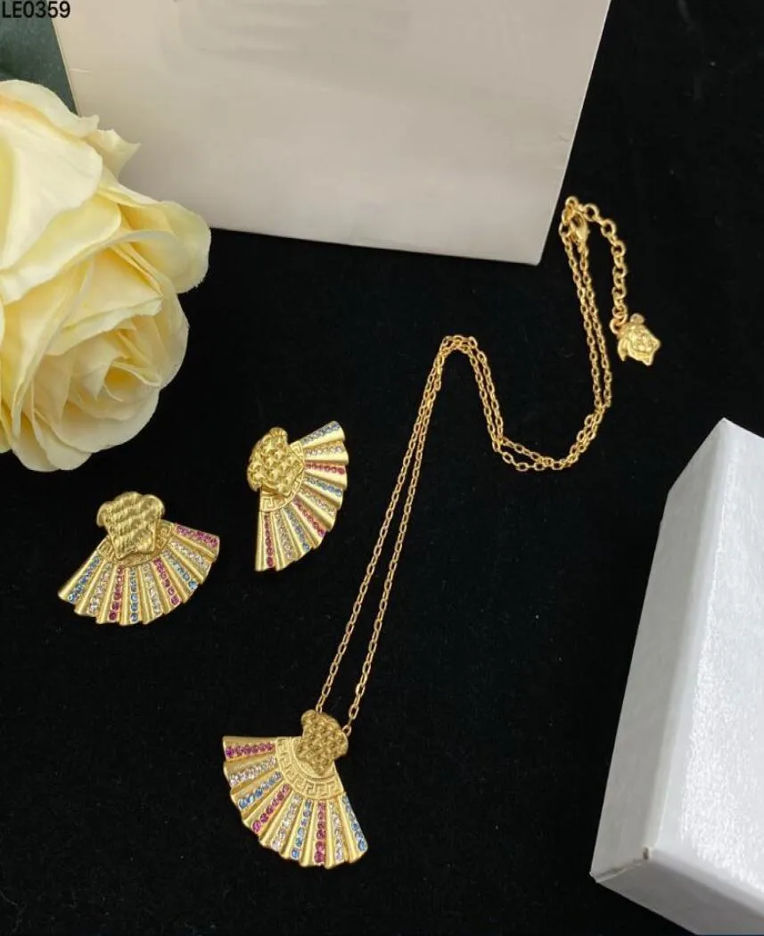 Mode Basilisk Card Women Necklace Stud Earring Sets Brass 18K Gold Gold Ladies Fan Rok Diamanten Designer Sieraden VA0513848017662