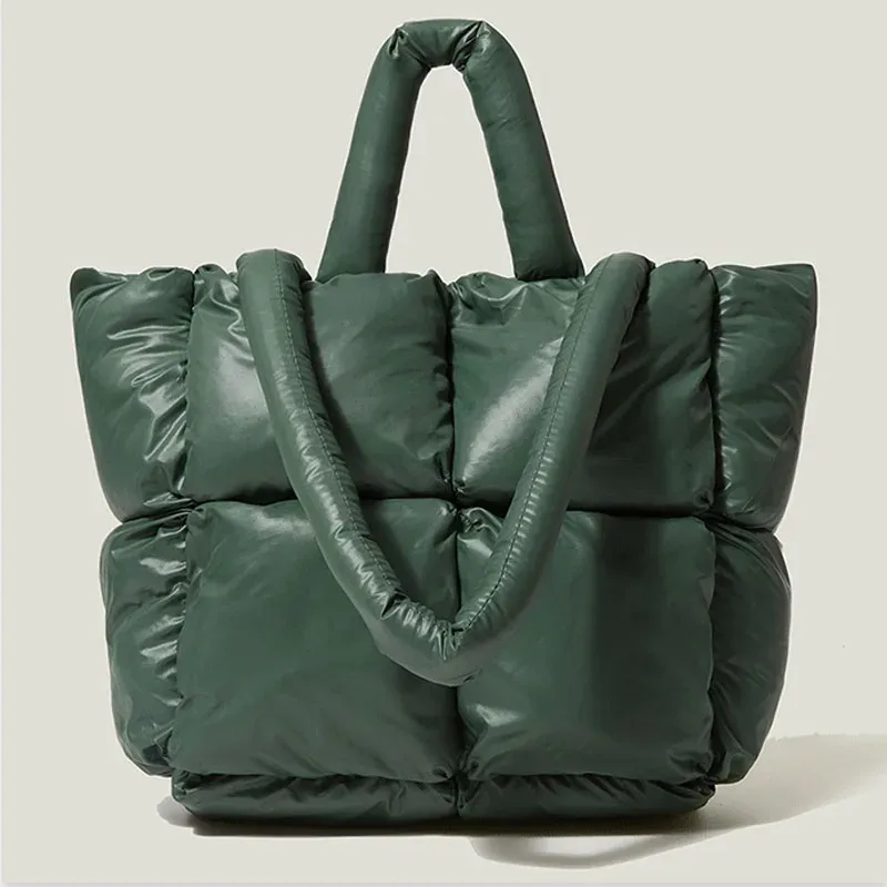 バッグ2023ファッションパッド付き女性肩のデザイナーキルティングハンドバッグナイロン大容量冬通信11インチ13インチラップトップバッグ