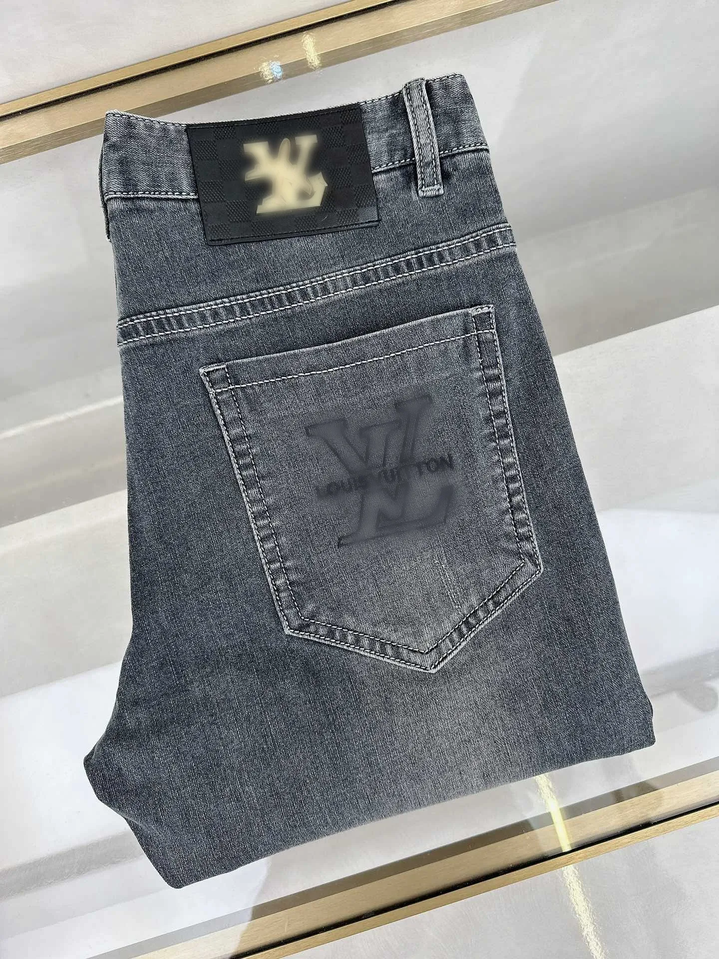 2024 Męskie dżinsowe spodnie Projektowanie Czarne chude naklejki lekkie zryta motocykl rocka Rocka Joggers True Religions Mężczyźni