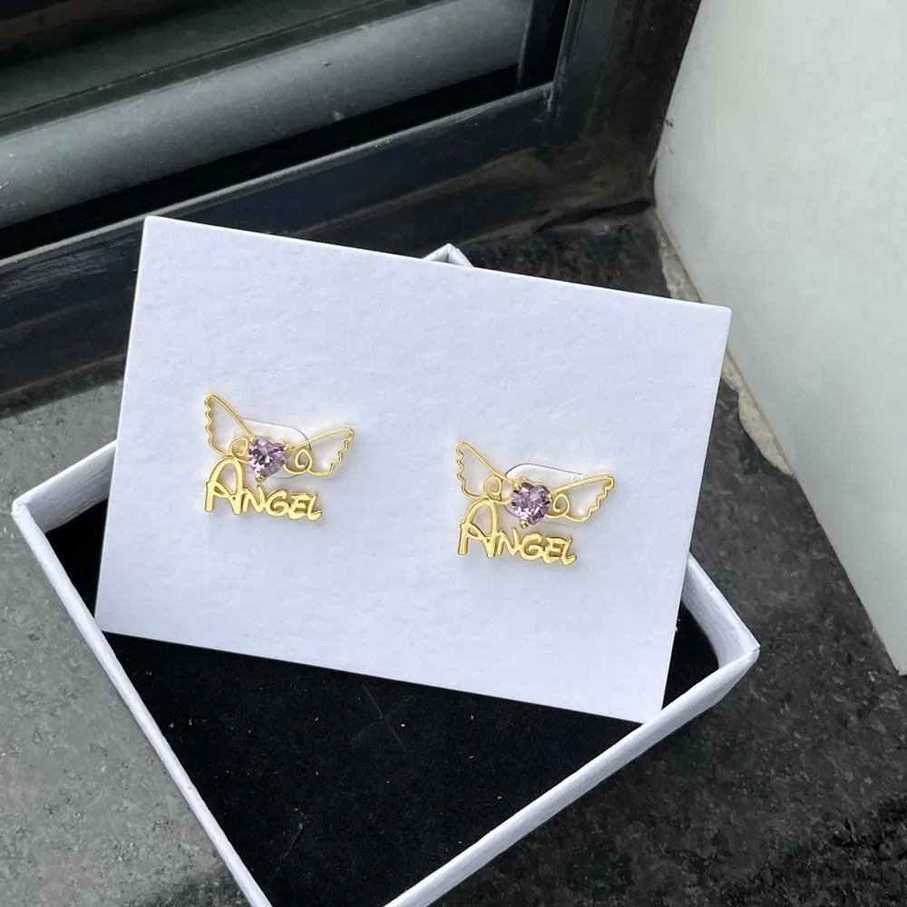 Boucles d'oreilles duoying Nom personnalisé Boucle d'oreille avec les ailes d'ange personnalisées colorées colorées coeurs de boucle d'oreille étalons pour bébé bijoux mignon