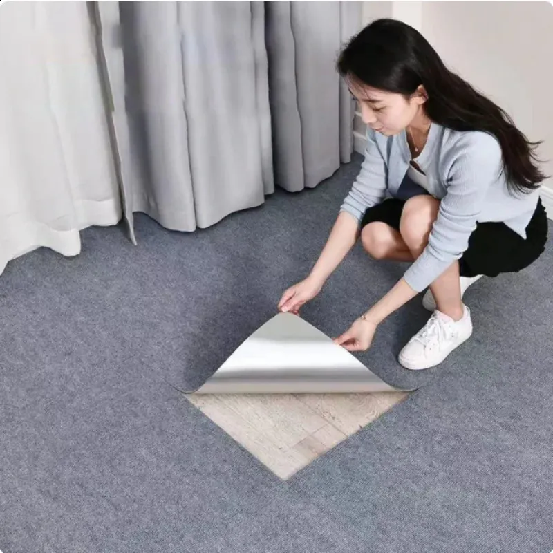 Graue selbstklebende Bodenfliesen - 30x30 cm Teppich für nicht rutsches Bürodekor