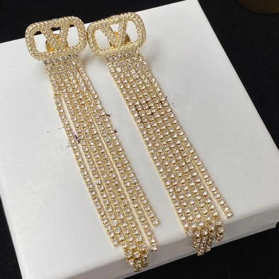 2023 Ohrringe Designer Frauen Luxus Gold Double V-förmiger Schmuck Klassiker Hochzeitsgeschenk für Jungvermählten2345