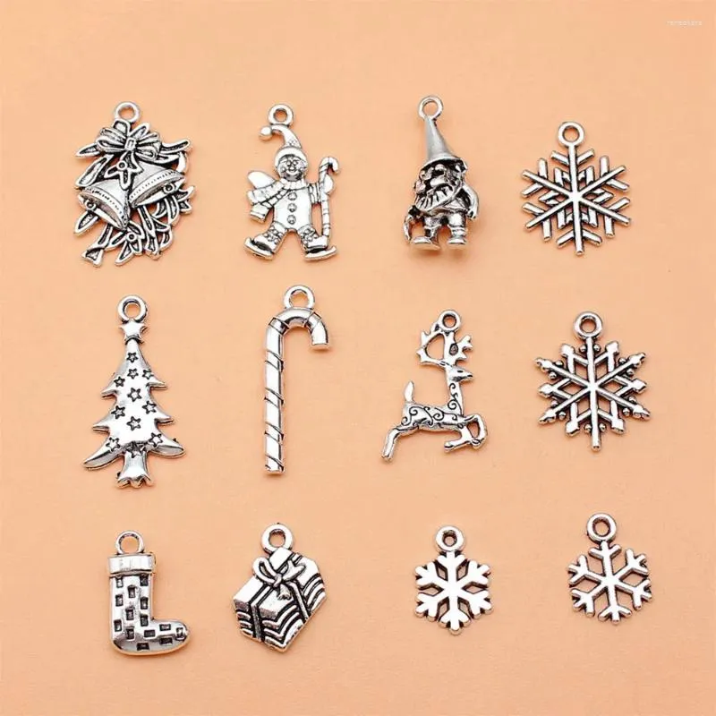 チャーム12pcs/lotクリスマススノーフレークエルク雪だるまサンタクロースツリーコレクションジュエリーメイキングアクセサリーの女性