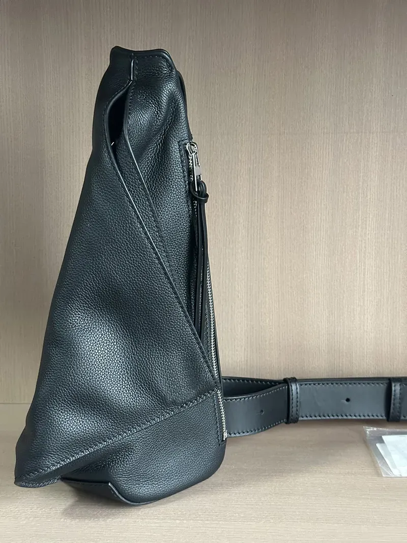 DHgate.com:Luxury Mens Crossbody Bag in Black or Brown