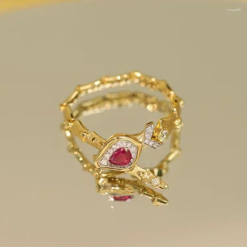 Cluster Ringe Leichte Luxus rotes Kristallverschluss Weichkette Schlange für Frauen Vintage Temperament coole Mode süßer Silberschmuck