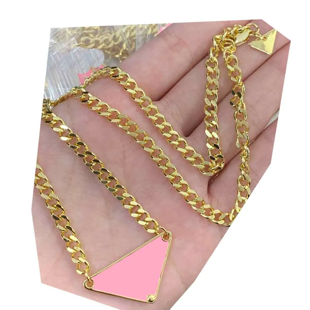 Designer Luxury Fashion Pendant Letter Necklace Inverterad Triangle Label Metal Smycken för män Kvinnor i Lärare i Lärare i Lärare