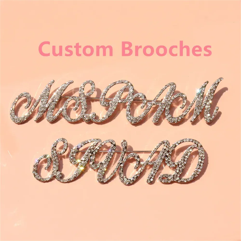 Broşlar paslanmaz çelik özelleştirilmiş isim broş kişiselleştirilmiş pim rozetleri broş ile kristal özel logo pimleri erkekler için koca düğün hediyesi