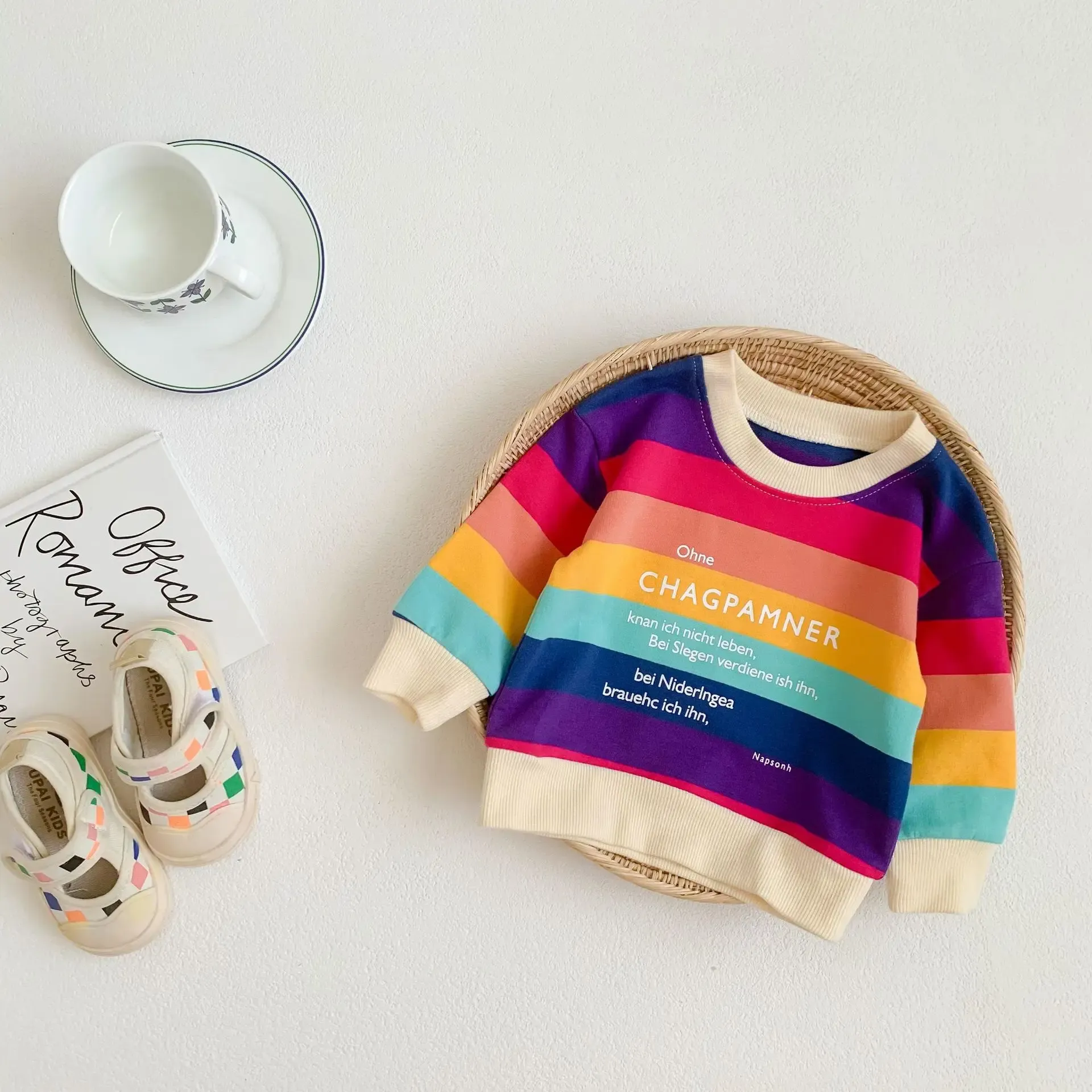 T-shirts 2023 Autumn Korean Baby Girls Sweatshirts Bomull Långärmad Rainbow Letter Polychrome Infant Girls Shirts Toddler Girls Tops