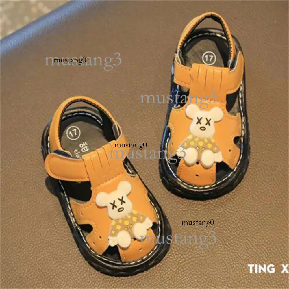 Moda Luxo recém -nascido sandálias meninos meninas primeiros caminhantes bebê bebê sapatos infantis de verão esportes respiráveis de fundo macio