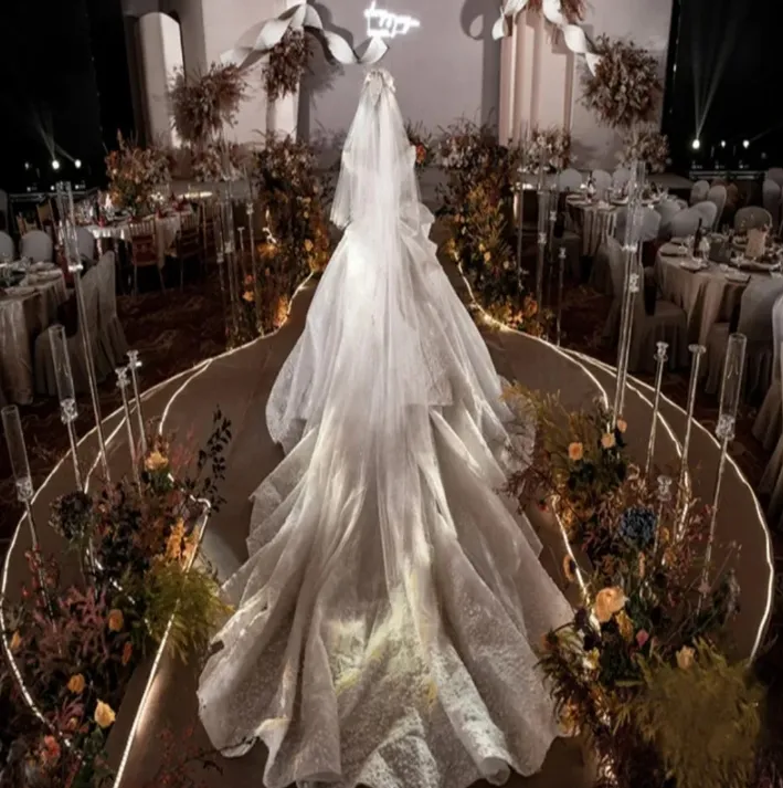 背の高い結婚式のセンターピースアクリル5アームパーティーとマリアージ装飾のためのカンデラブラクリアキャンドルホルダー