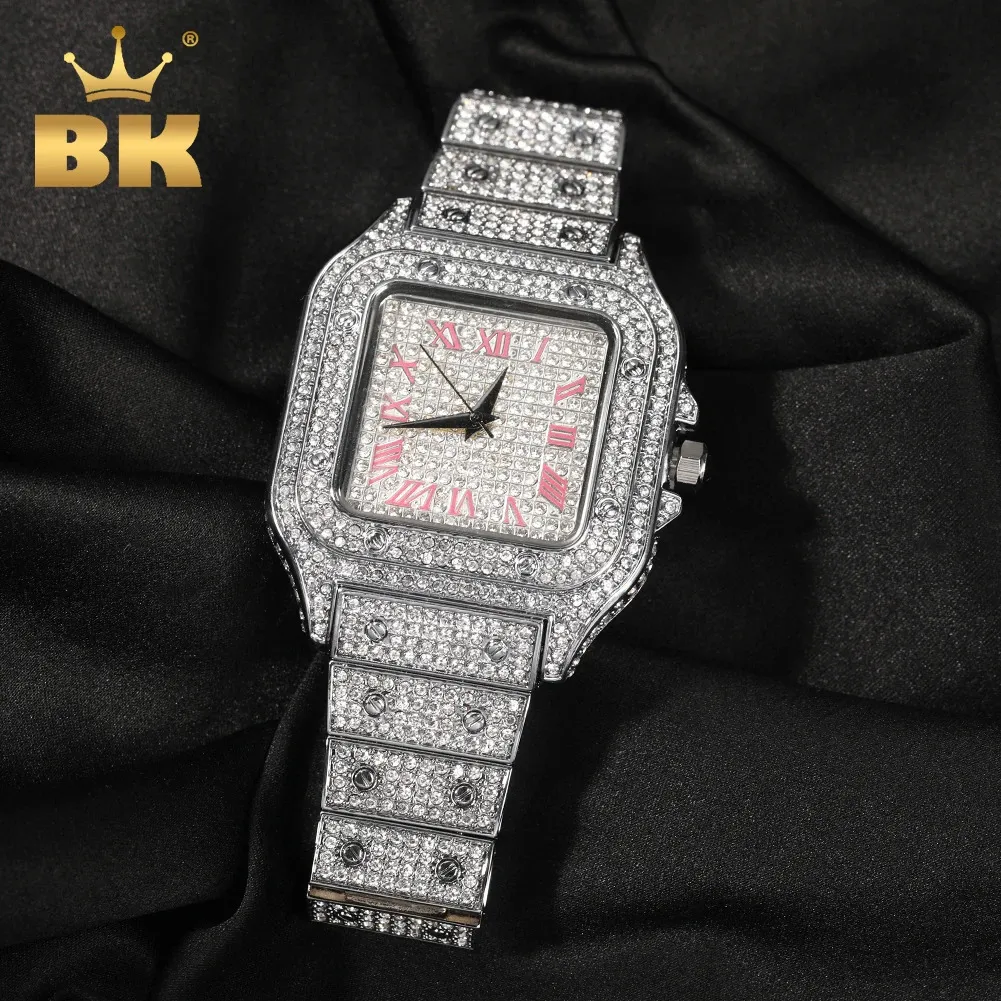 Le bling King Iced Out Men Watch Square Diamond Pink Numbers Blue Numbers Quartz Luxury Wrists Roman Clock Relogie Masculino 240411