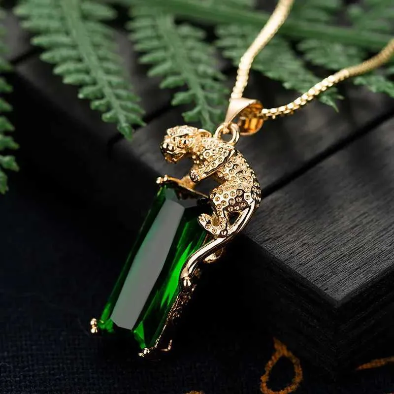 Colliers Vintage sculpture ovale verte Gemone Natural Emerald Pendant Colliers pour femmes 18 carats d'or Diamants Bijoux Gold Bijoux en or