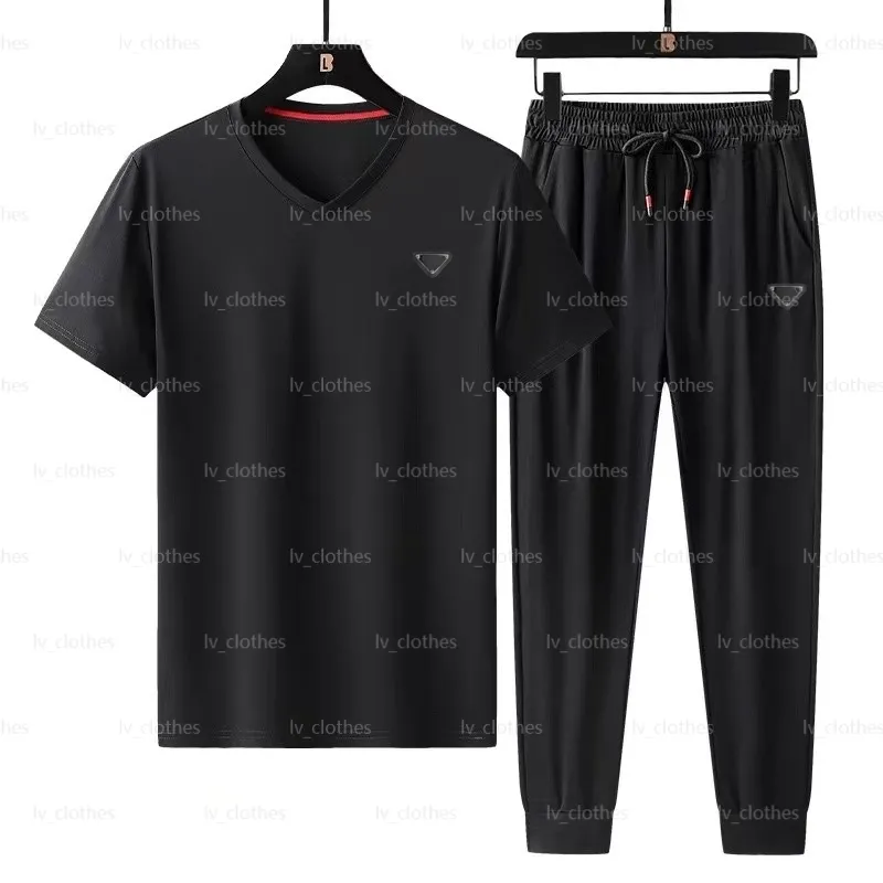 Il designer di abbigliamento da uomo estivo personalizza giacche da uomo, pullover, pantaloni casual, top a maniche corte in lavoro nero, abbigliamento da strada casual alla moda, grandi jogger