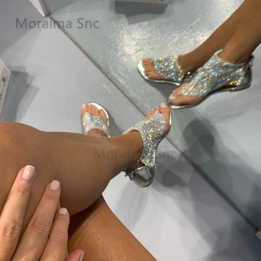Kadınlar Tam Rhinestone Flats Sandalet Yaz Lüks Bling Clip Ayak Ayak Parmeri Gümüş Deri Yuvarlak Moda Ayakkabı 240412