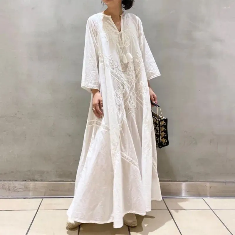 Casual Dresses Women Vinatge Dress Elegant Floral Embroidered Maxi med Tassel Straps V-Neck Detalj för sommarsemesterstrand Getaways