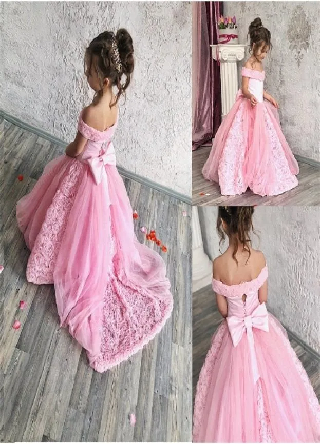 Pink Tulle Flower Girl Dress for Wedding Puffy Kids Pageant -klänningar från axeln Backless Custom Made Vestidos Long Train Bow LJ8221569