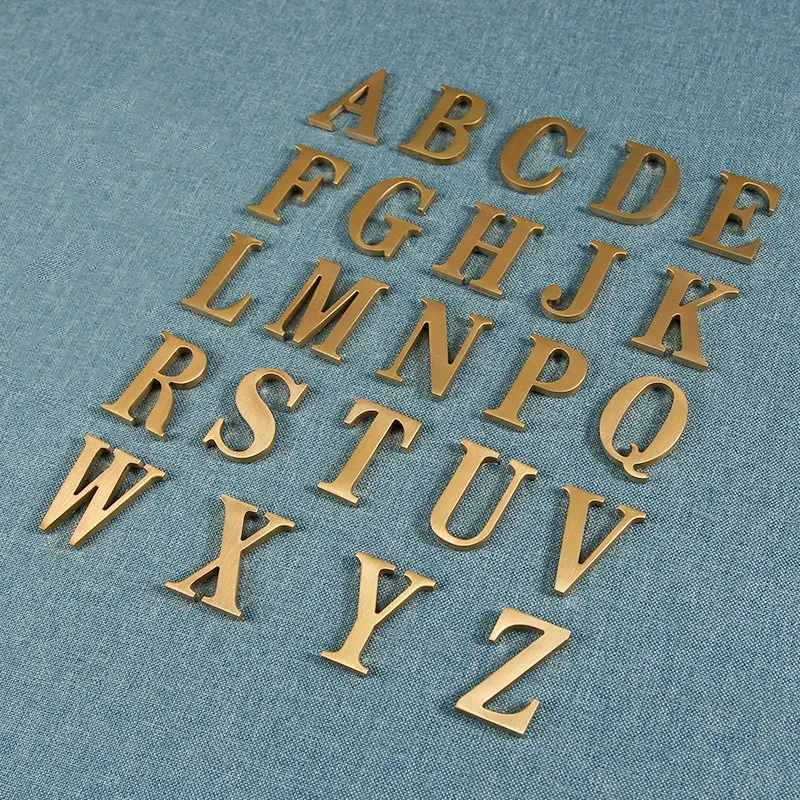 Ornamenti lettere in ottone solide Autoidesave Wall Stick Gold Lettera inglese Indirizzo Casa Outdoor Segnali Numeri per le porte per l'arredamento della casa dell'hotel