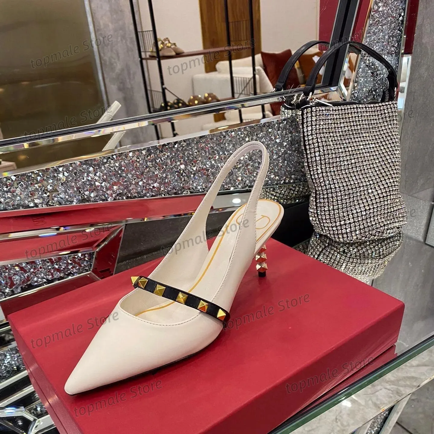 Chaussures habillées de concepteur de luxe cloutées talons hauts à talons hauts pour femmes pantoufles de mariage sandales cloutées