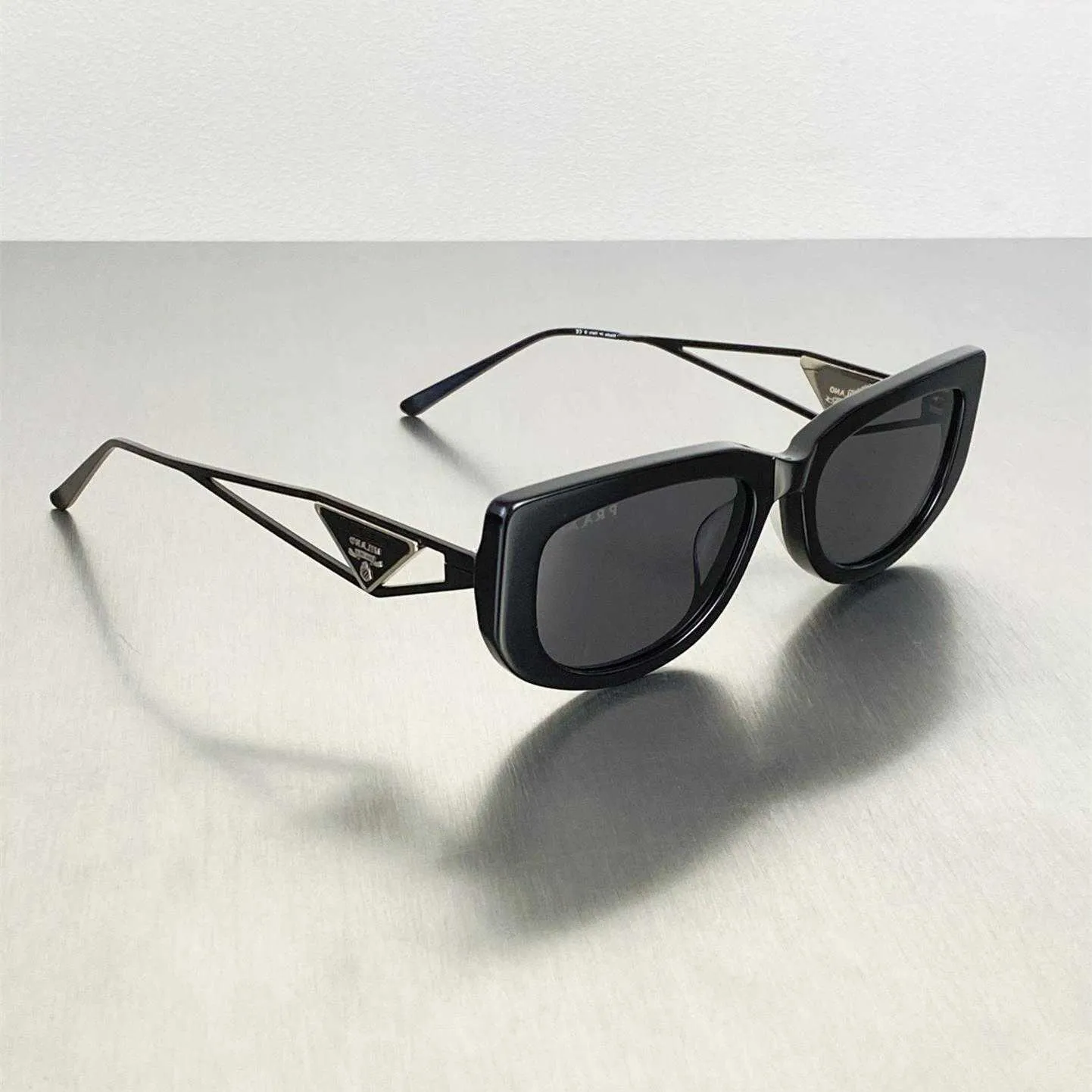 occhiali da sole designer P Famiglia 2024 Nuovi occhiali da sole per piccoli viso Triangolo Ins Stesse occhiali da sole per gatto gamba di metallo per donne