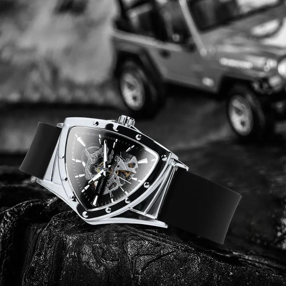 時計の勝者スポーツトライアングルスケルトン自動男性は明るいポインターファッションラバーストラップ豪華な軍事機械時計を見る