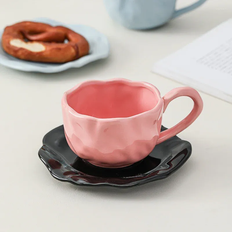 Кружки розовый черный контрастный цветной кружки 200 мл творческая керамическая кофейная чашка и блюдник домашний подарок на рождественский день рождения