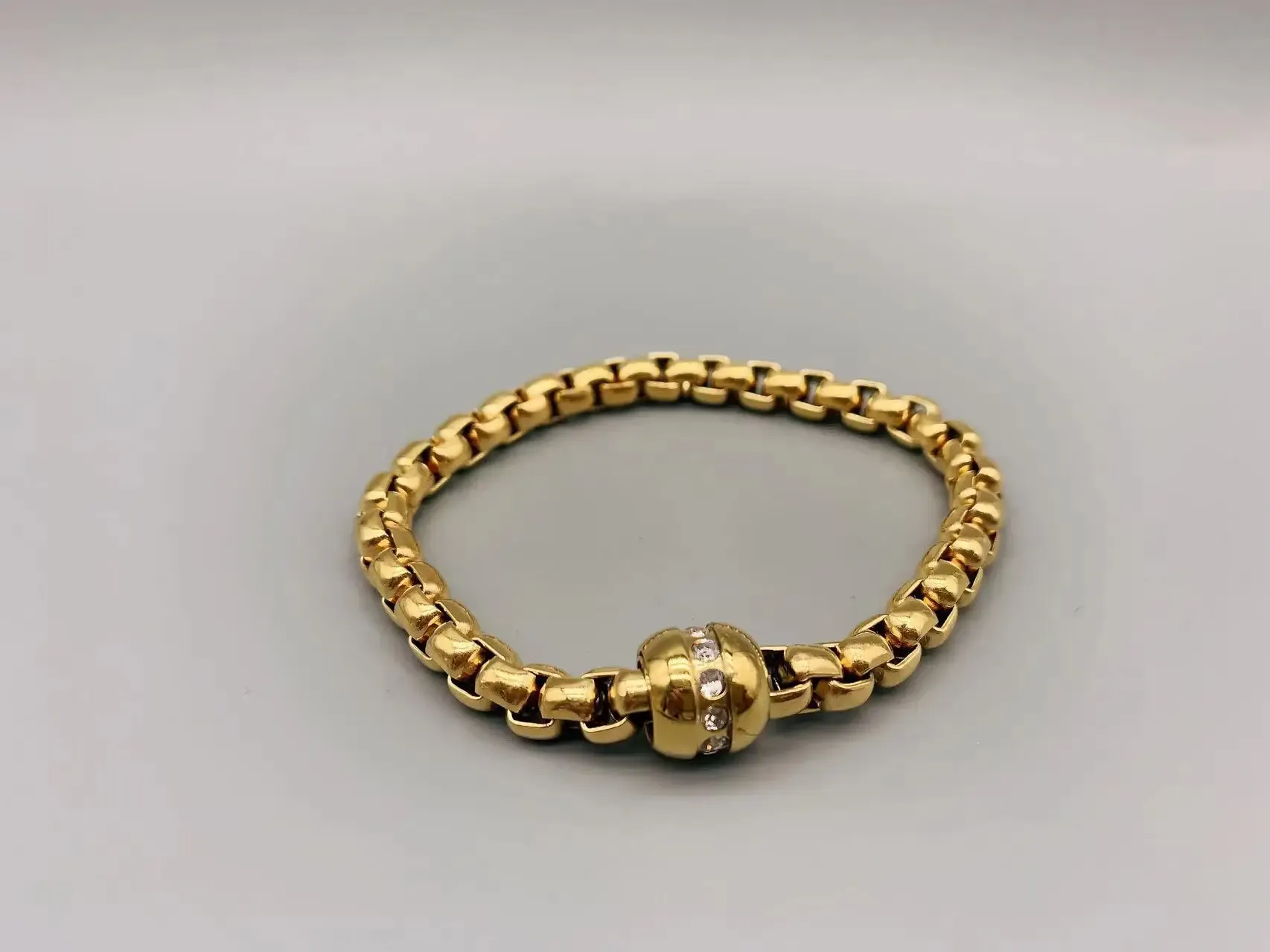 Strands Le Han Bracciale a catena di gioielli Bracciale in oro 18K placcato con chiusura a magnete zirconia cubica 8mm