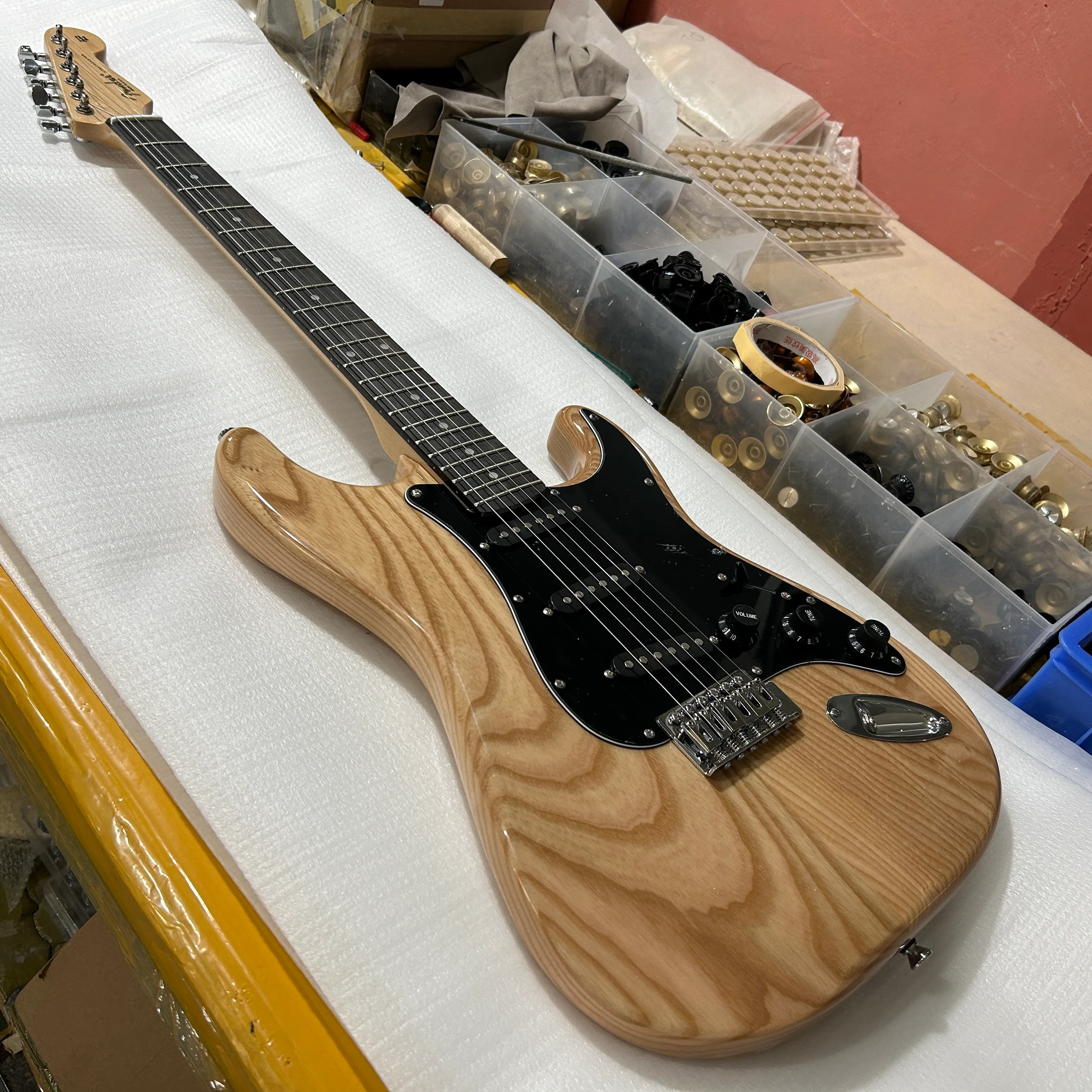 St Electric Guitar Gül ağacı klavyesi Ash Ahşap Vücut Bürowood Renk 6 Strings Guitarra Ücretsiz Gemi Sağ