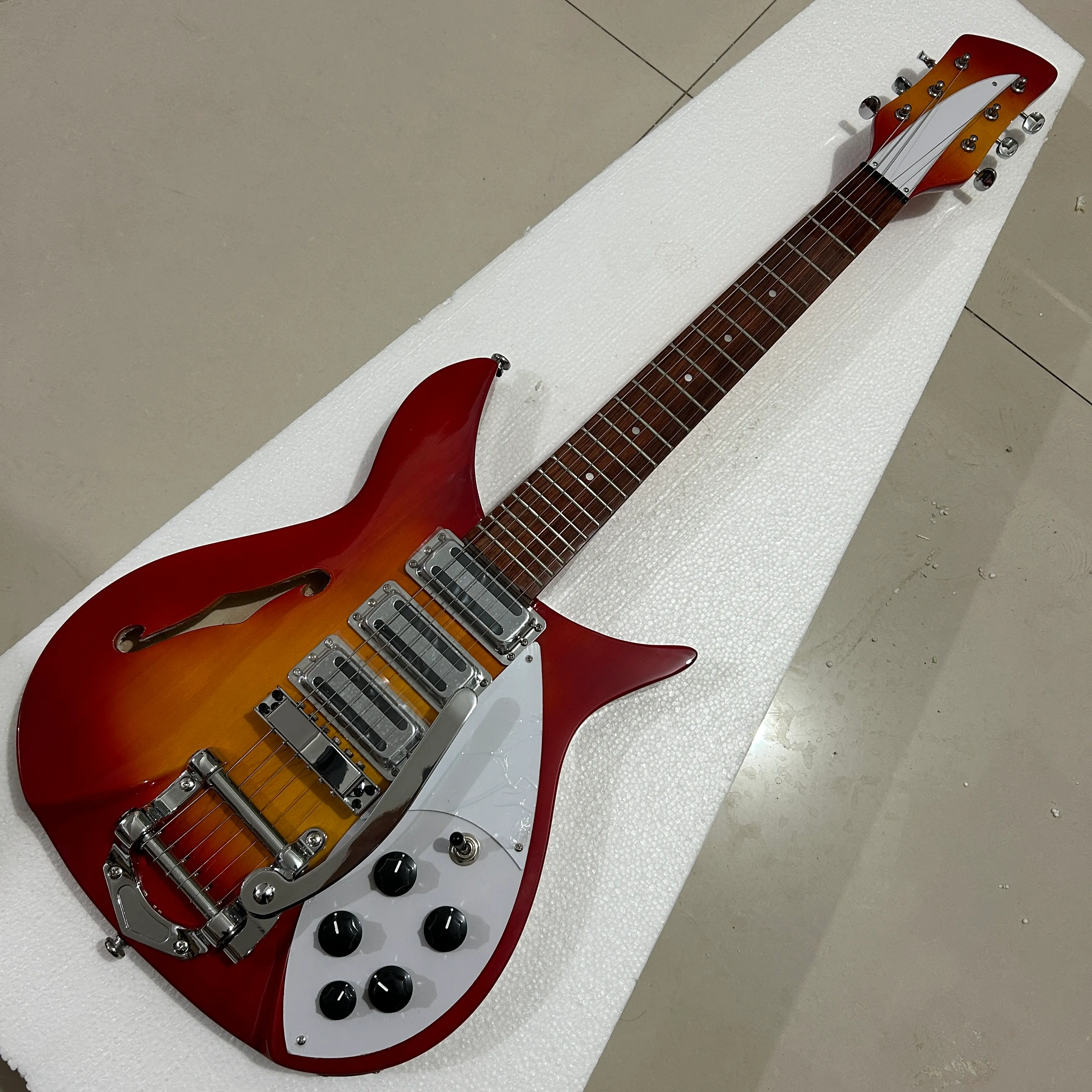 John Lennon 325 Escala corta 527 Cuerpo de guitarra eléctrica de cherry Sunburst Cuerpo semi -hueco, 3 pastillas, agujero F único, diapasón pintado de laca, guitarra de cuerpo hueco