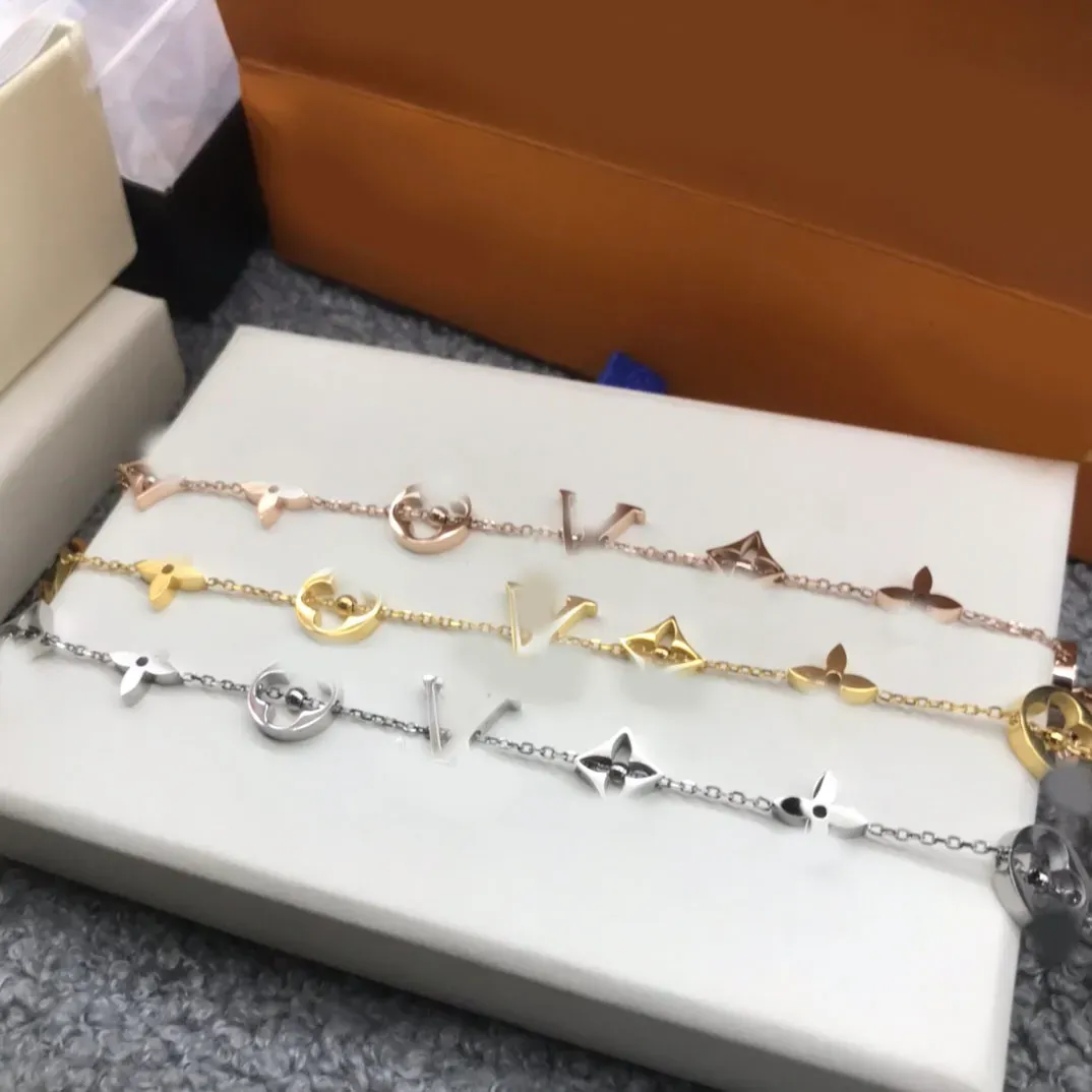 Elegant Classic Clover Letter V Pendants Charm Bracelet Bangle 18K Gold Silver Plated Link Chain Bracelet Original Designer Bracelet Women Wristband Cuff Jewelry