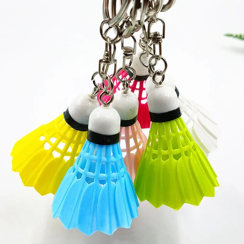 Ketten 20pcs 6 Farben niedliche Badmintonschlüsselkettenschlüsselungswagen -Autohalter -Tasche Anhänger Schmuck Geschenke Juwelierschlüsselheizketten Charme Schlüsselbund