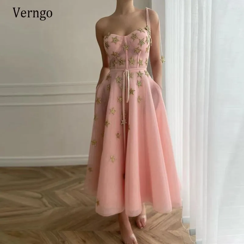 Vestidos de fiesta Verngo 2024 Pink A Line Short Recom With Gold Stars One Straps Pockets Vestidos de vestidos de noche