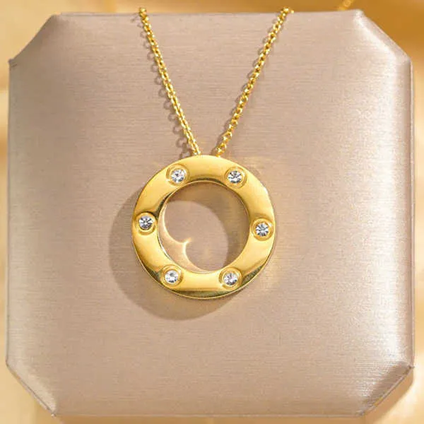 Colar de luxo de alta qualidade Luz de luxo de seis diamantes bolo circular de titânio colar de aço feminino nicho de temperamento clavôlea jóias de ponta sofisticada