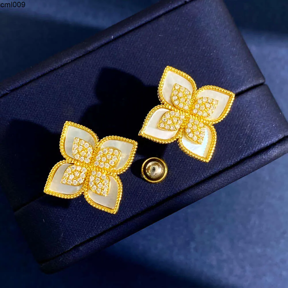 Lucky Clover Designer Stud Earrings for Women Gold Luxury Hollow Sweet Flower Bling Diamond Earring Ear Rings Earings Jewelry