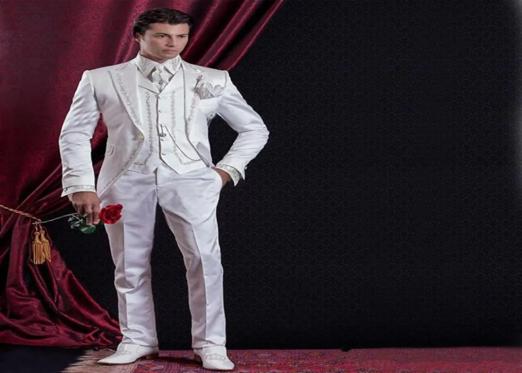 Tuxedos de mariage Made 2019 Baroque Style Groom Chroomsman Suit en soirée Embroderie White Man039s Suit JacketPantsv4994490