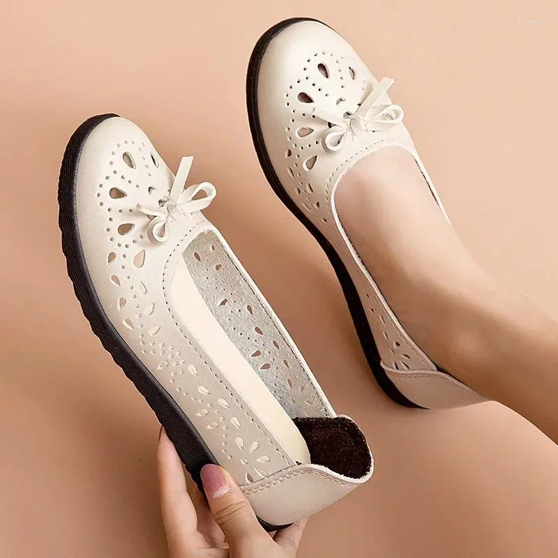 Casual Shoes 2024 Sandaler Soft Sole Leather Anti Slip Middle and Old Age Hole Women's Flat Hollow Breattable