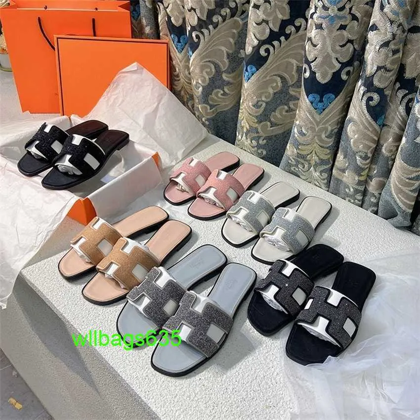 Oran Sandals Fashion Leather Slippers haut de gamme Internet Célébrité Flat Flat Fothed Slippers For Women 2024 Nouvelle mode en cuir véritable One Line a Logo HBCMFL