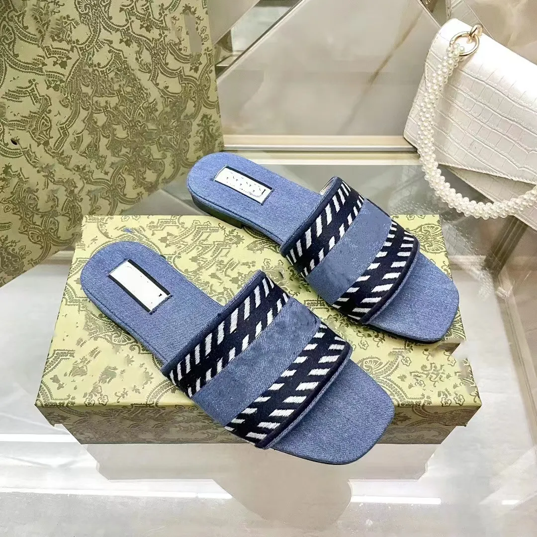 Blue Denim broderie Sandales plates Designer Slippers Designer Sliders Femmes Classic Letter Prints Flat Comfort Mules Mules Smlip Summer Beach Shoes 2709