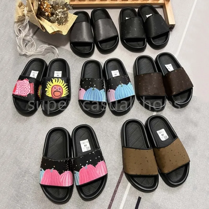 Designer tryckta tofflor män glider kvinnor plattform sandaler klassiska märke sommarstrand utomhus scuffs casual skor präglade mjuk platt toffel 35-44