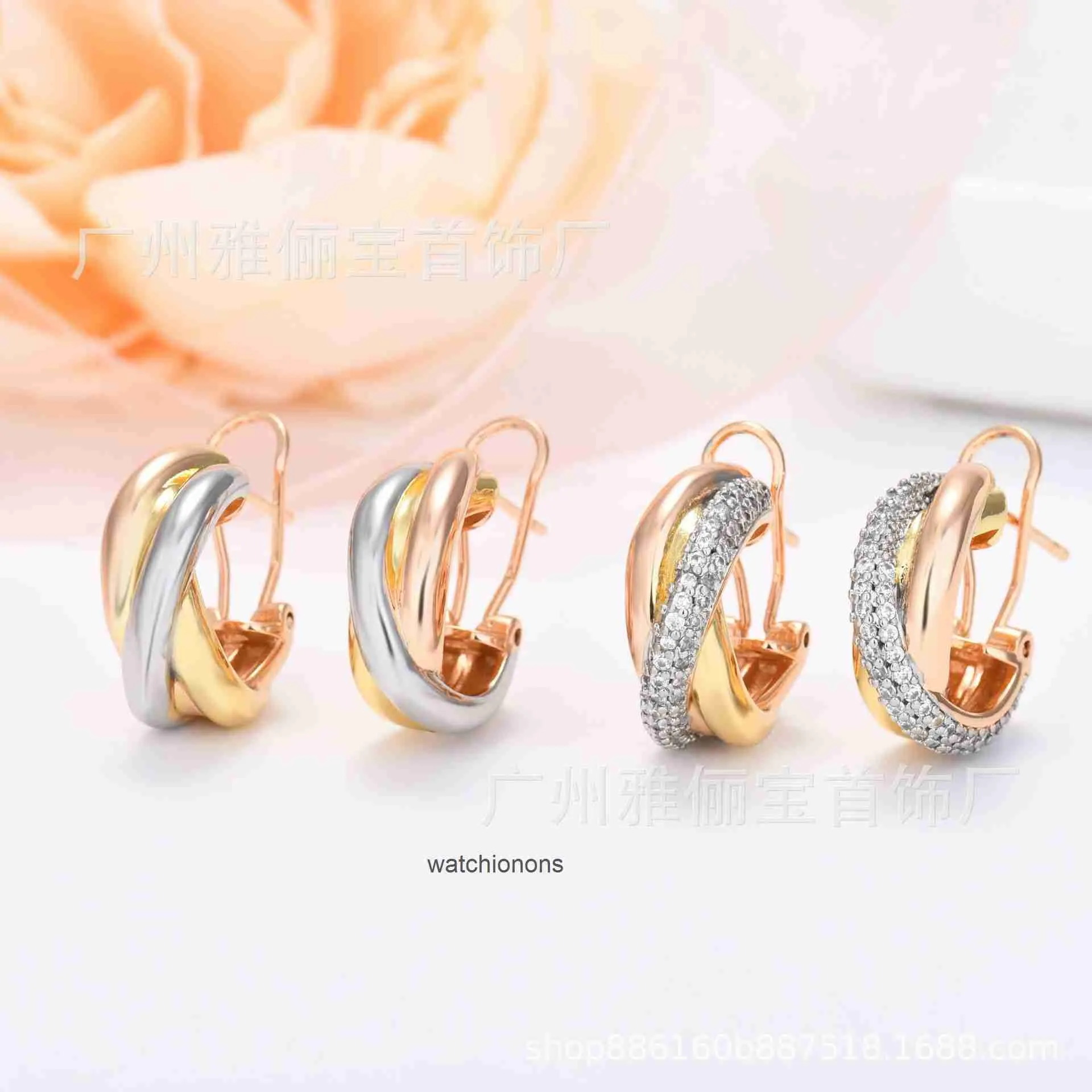 Avancerad lyxig carrtier örhänge v guldkortfamilj fransk färgad tre ring lindade örhängen cnc stål tätning diamant avancerad örhänge