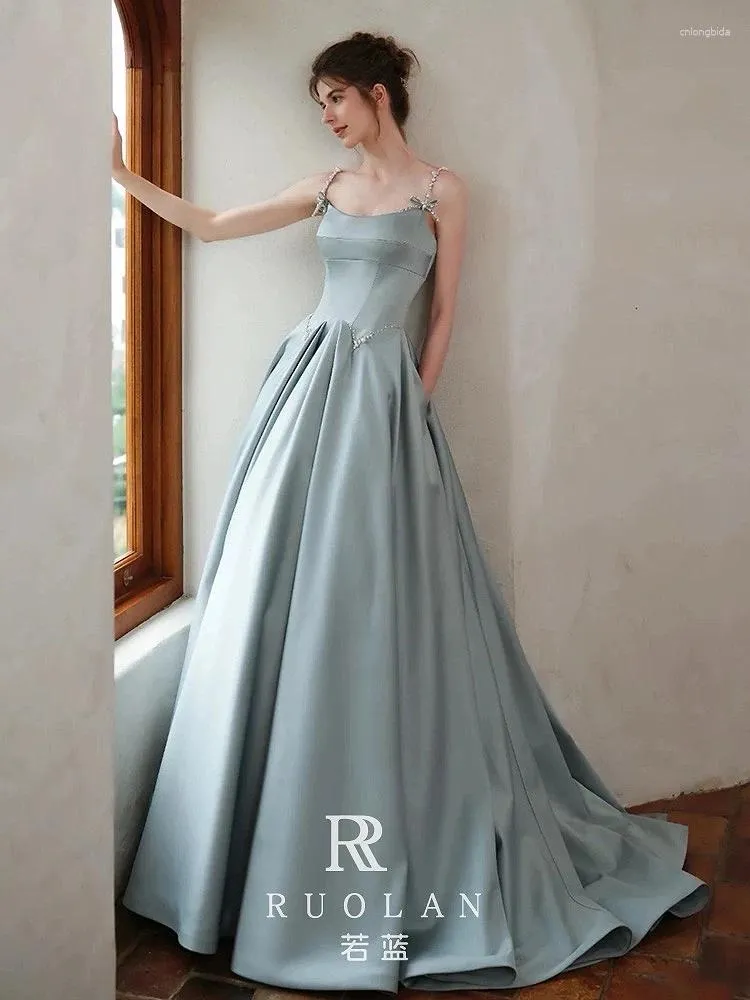 Runway Dresses Blue Satin Celebrity Dress Backless Woman French Pearl Bow Spaghetti Strap Wedding Party Golvlängd Prom Aftonklänningar