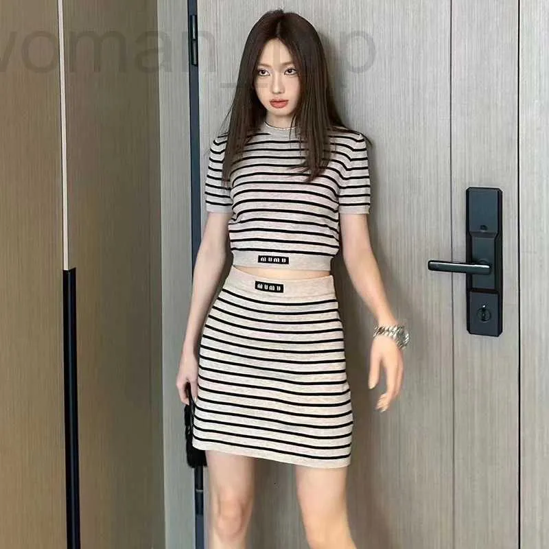 T-shirt pour femmes Designer South Oil High Version Miu Home 24 Spring / Summer Stripe Contrast Short Sleeve Tripted T-shirt Slim Fit Round Round Neck 6XS1