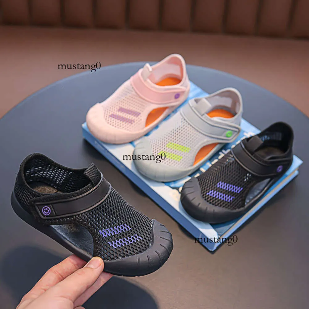 Barnens sportkrokssandaler 2024 Sommar Nya pojkar Mesh Barefoot Shoes Breattable Mesh Surface Girls 'Shoes Trendy Baotou Middle and Big Children
