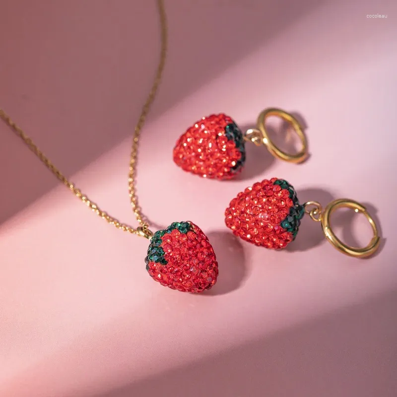 Hoop oorbellen minar schattige sprankelende volledige rode strass aardbeienhanger voor vrouwen 18k gouden PVD vergulde roestvrijstalen sieraden