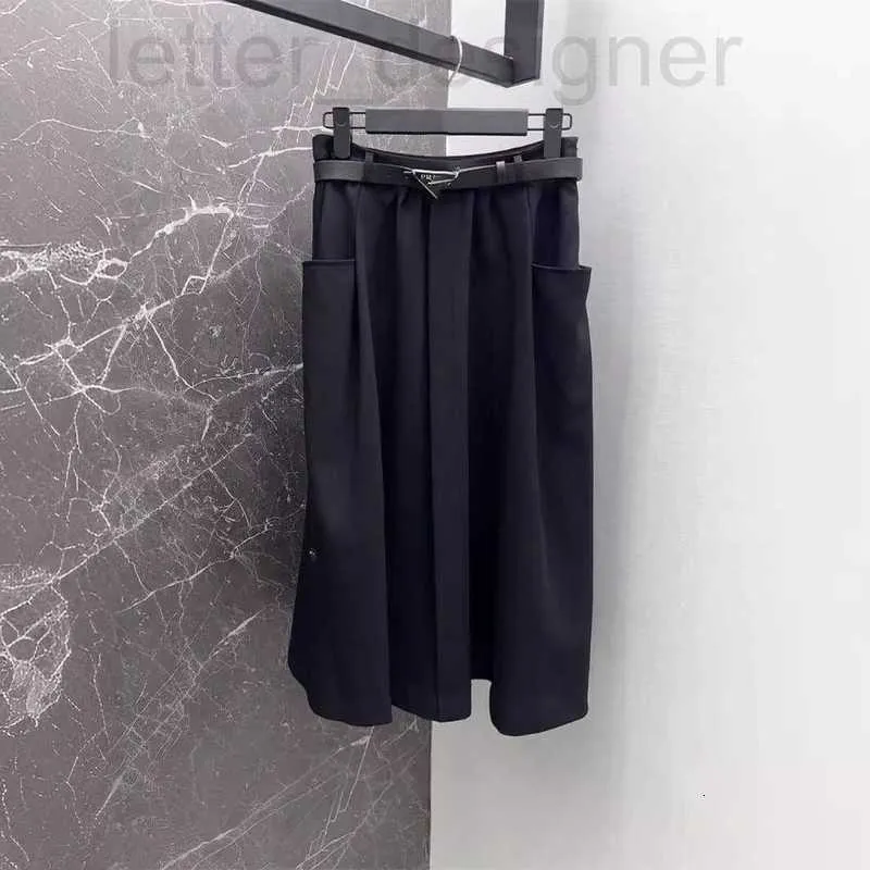 Spódnice projektant 2024 Summer nowy styl Modny swobodny trójkąt metalowy pasek logo długą połowę spódnicy iyu7
