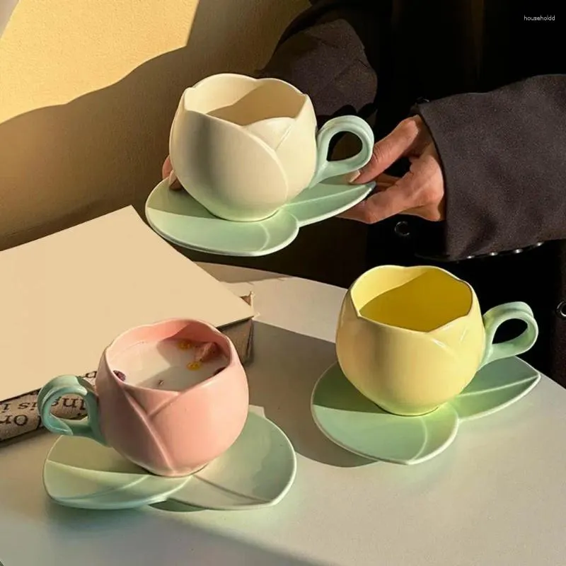 Tasses Saucers en forme de tulipe tasse de tulipe en céramique élégante avec tasse de thé résistante à la chaleur pour la maison lisse