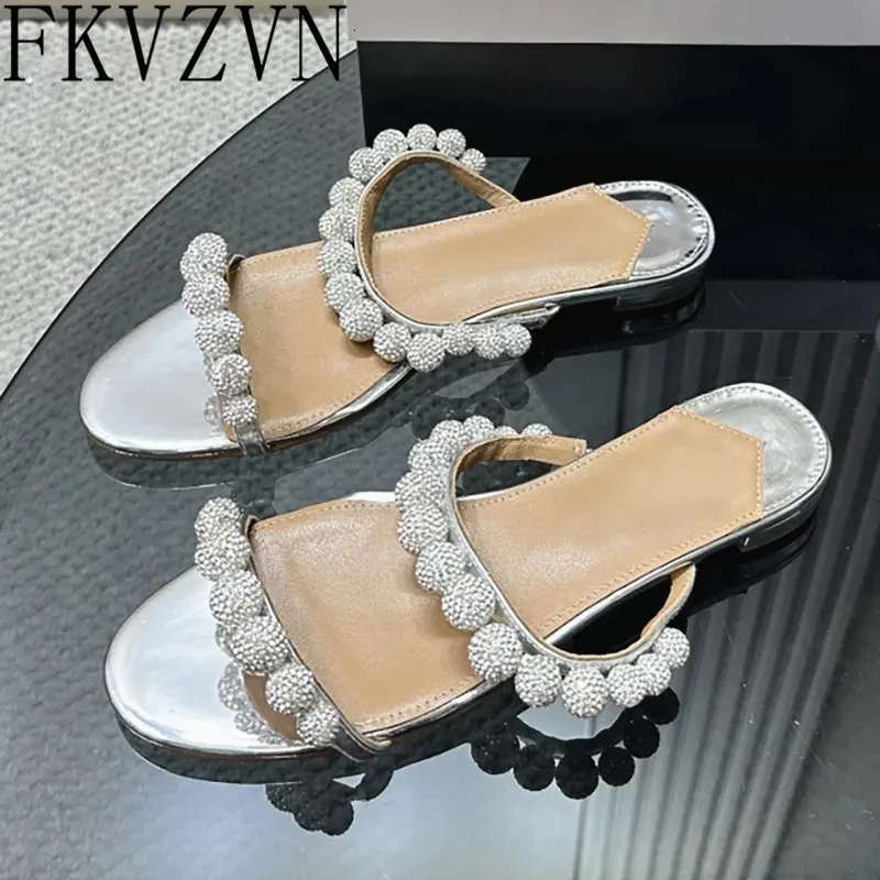 Mode steentjes klinknagels slippers een riem kristallen schoenen schoenen op flats schoenen voor vrouwen zilver open teen lederen sandalen 240409